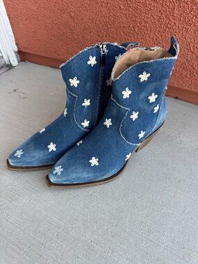 Cowboy Boots Size 7 - Never Worn - Sundance Embroidered Denim